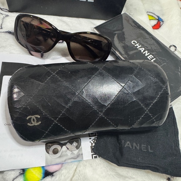 CHANEL Black Tortoise Designer Sunglasses main image 5